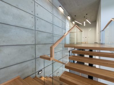 Moderne Holztreppe in einem Office