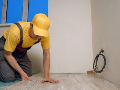 Arbeiter beim Boden verlegen